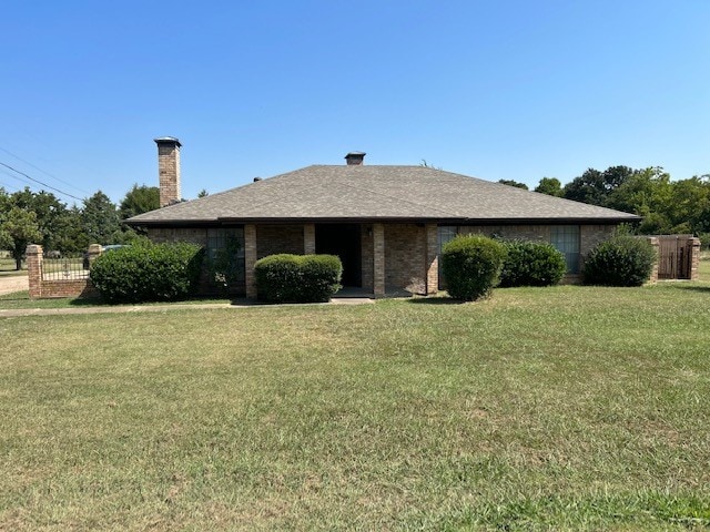 view of front of property featuring a front yard