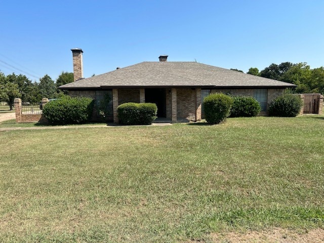 view of front facade with a front lawn