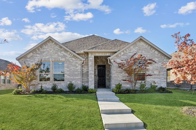 view of front of home featuring a front lawn