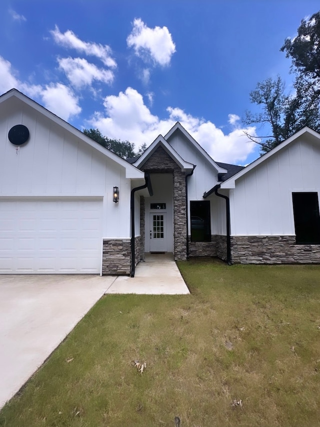 view of front of property featuring a garage and a front lawn