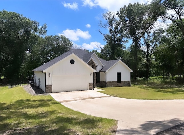 view of front of property featuring a front yard and a garage