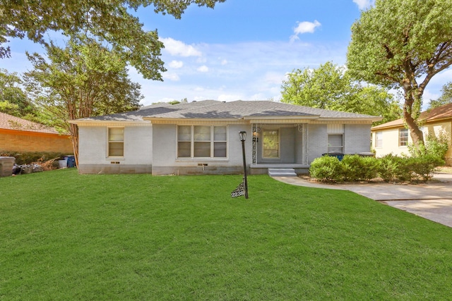 view of front of home featuring a front lawn