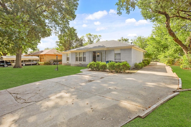 single story home with a front lawn