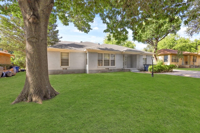 ranch-style house featuring a front yard