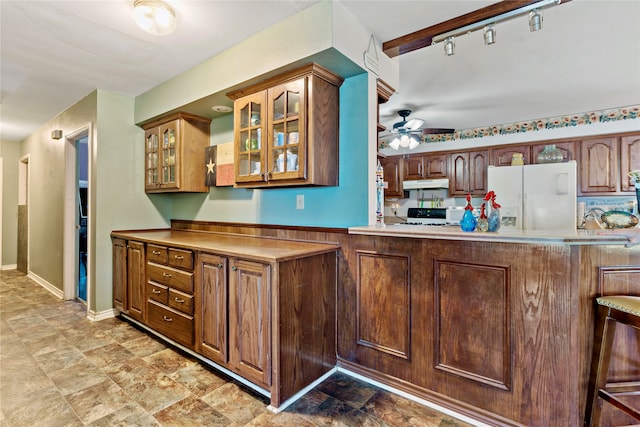 kitchen with a breakfast bar area, black range oven, kitchen peninsula, white fridge with ice dispenser, and ceiling fan