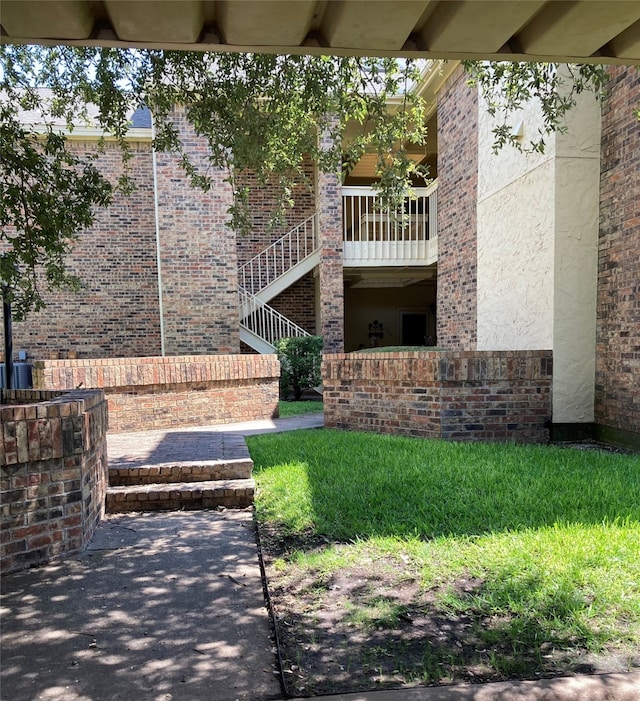 view of home's community featuring a yard