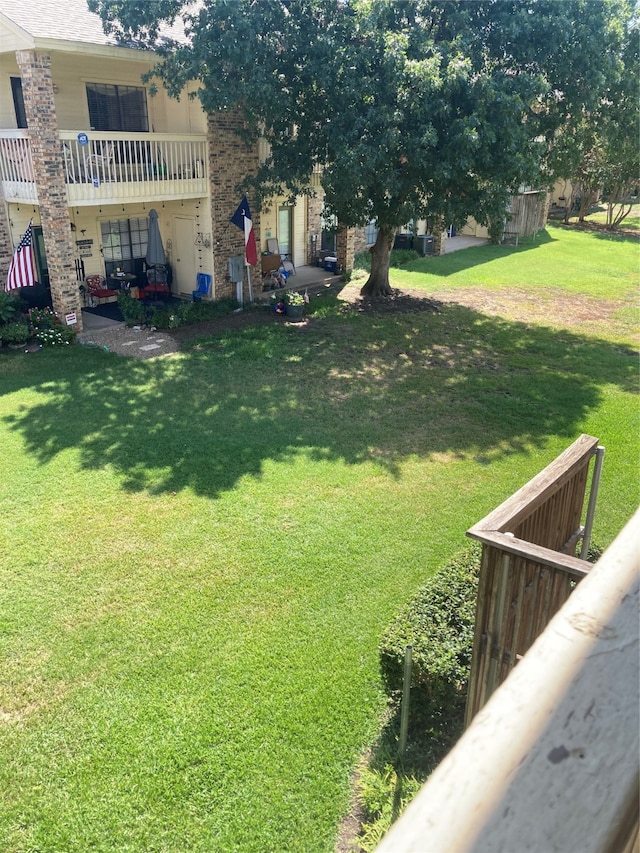 view of yard featuring a patio