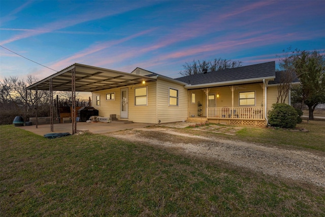 view of front of house featuring covered porch and a front yard