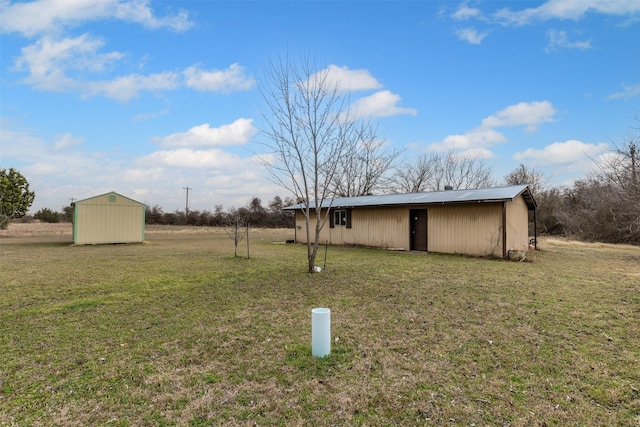 view of yard featuring an outbuilding