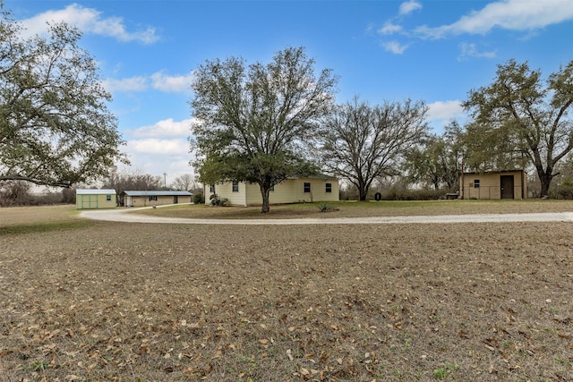 view of yard featuring an outbuilding