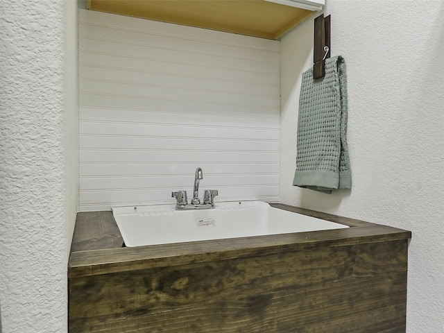 bathroom featuring sink