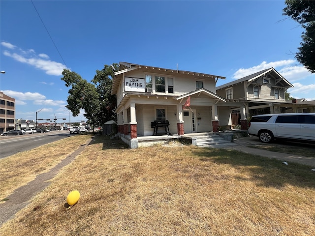 view of front of property with a front lawn and covered porch