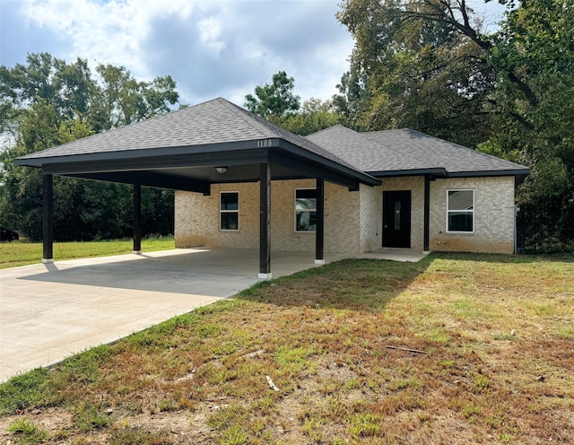 view of front of home featuring a front lawn and a carport