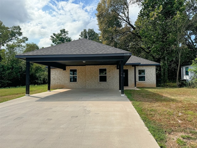 view of front of home featuring a front yard and a carport