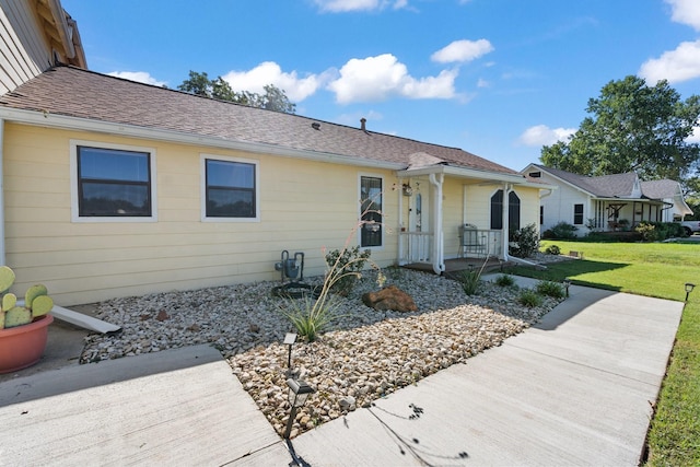 805 S 3rd St, Grandview, TX 76050 - view of front of house featuring roof with shingles and a front yard