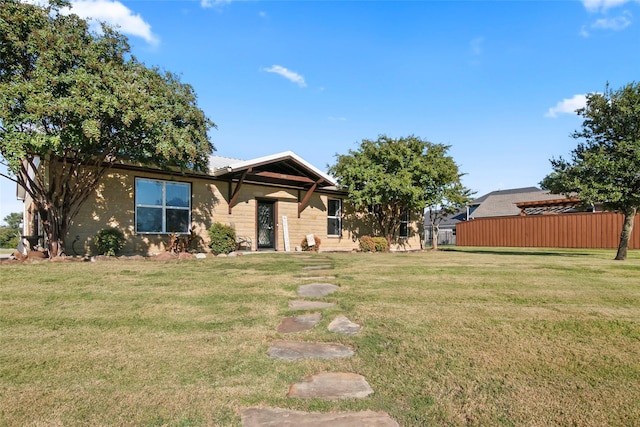 view of front of house featuring a front yard