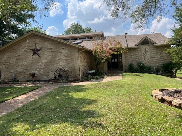 view of front of property featuring a front yard