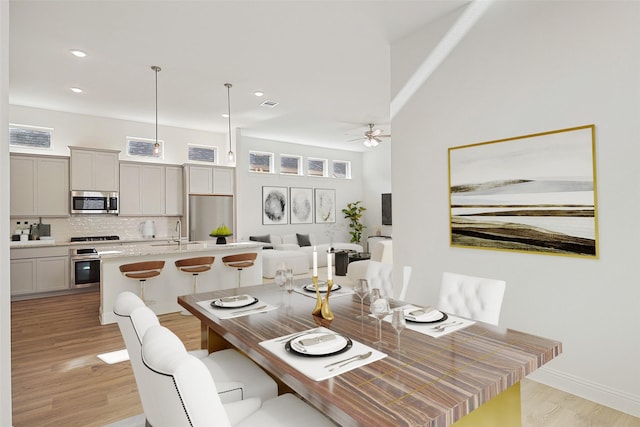 dining area featuring recessed lighting, light wood finished floors, baseboards, visible vents, and a ceiling fan