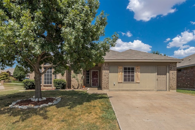 view of front of home featuring a front lawn