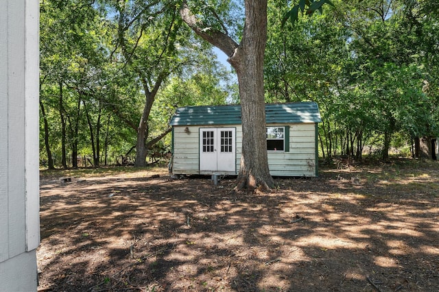 view of yard featuring a shed