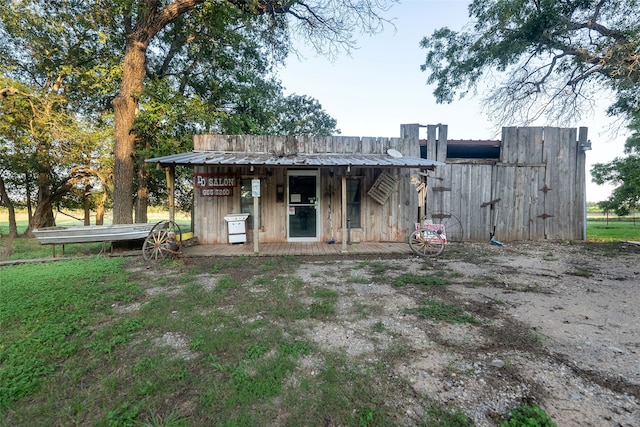 rear view of property with an outdoor structure