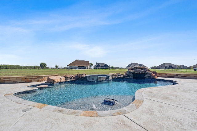 view of pool with an in ground hot tub, a patio area, and a yard