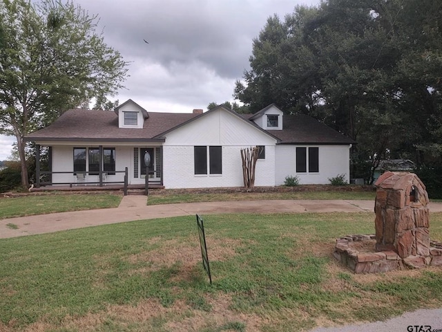 view of front of house featuring a front lawn and a porch