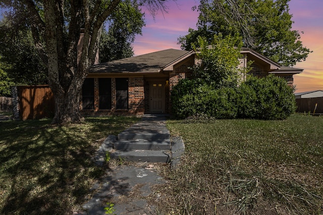 view of front facade featuring a lawn