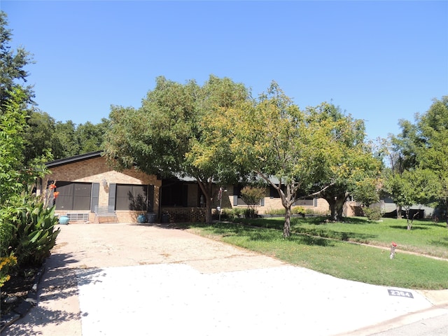 view of front of property featuring a front lawn