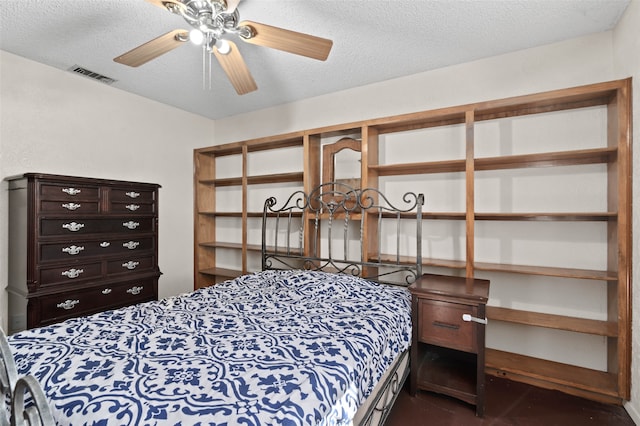 bedroom featuring ceiling fan and a textured ceiling