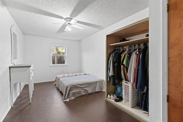 bedroom featuring a textured ceiling, ceiling fan, and a closet