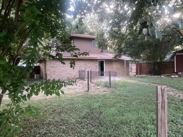 back of house featuring a lawn