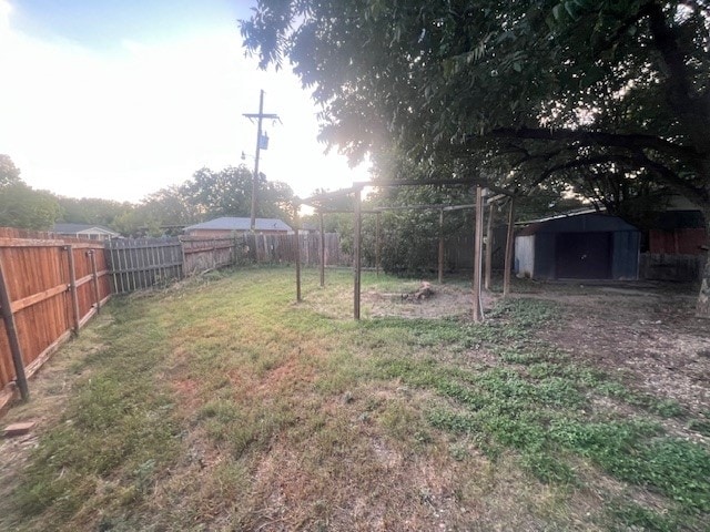 view of yard with a storage unit