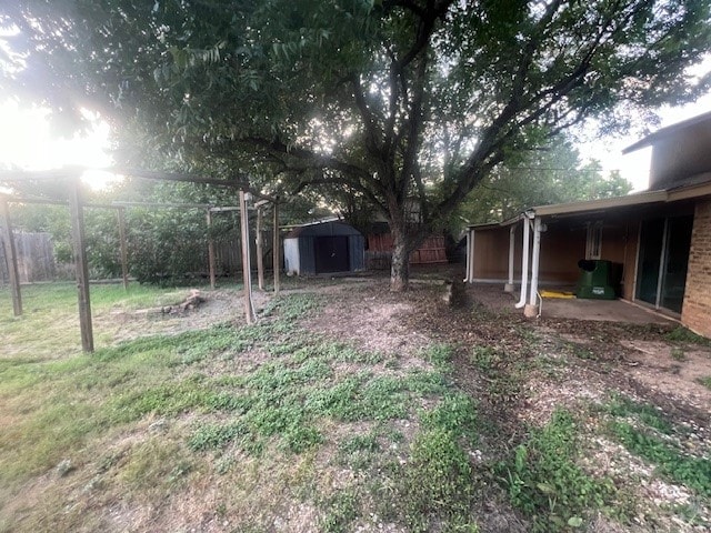 view of yard featuring a storage shed