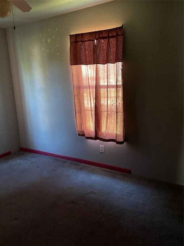 carpeted empty room featuring ceiling fan