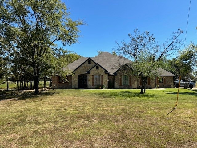 view of front facade with a front lawn