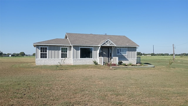 view of front of home featuring a front lawn