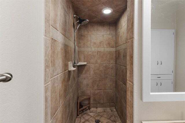 bathroom featuring a tile shower