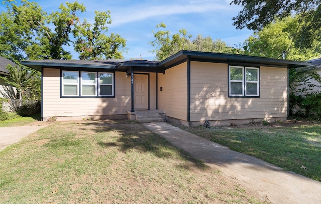 view of front of home with a front lawn