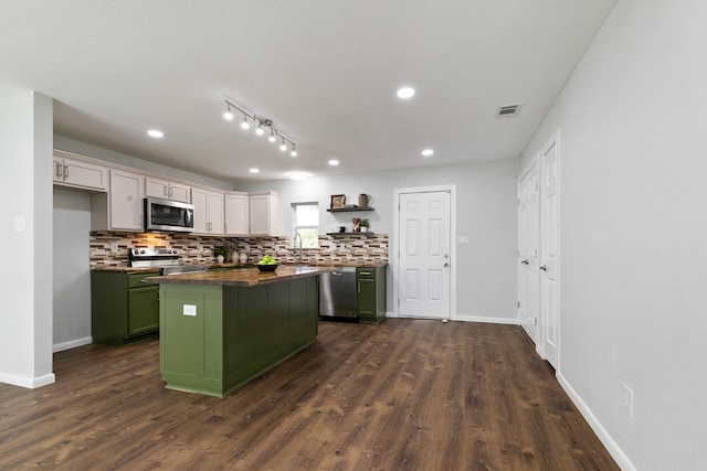 kitchen featuring stainless steel appliances, green cabinetry, a center island, and dark hardwood / wood-style flooring