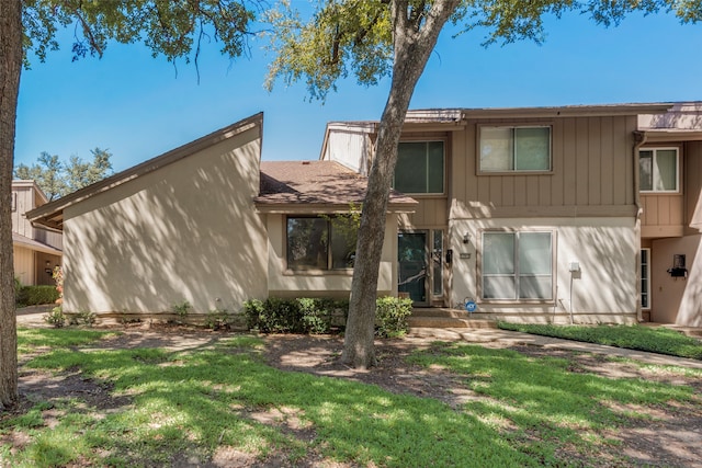 view of front of property featuring a front yard