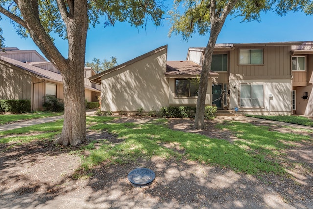 view of front of home with a front yard