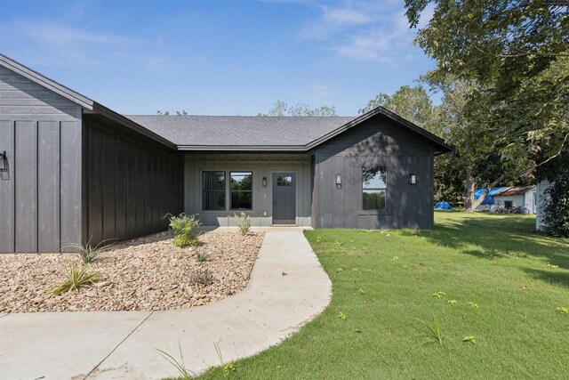 view of front of home featuring a front lawn