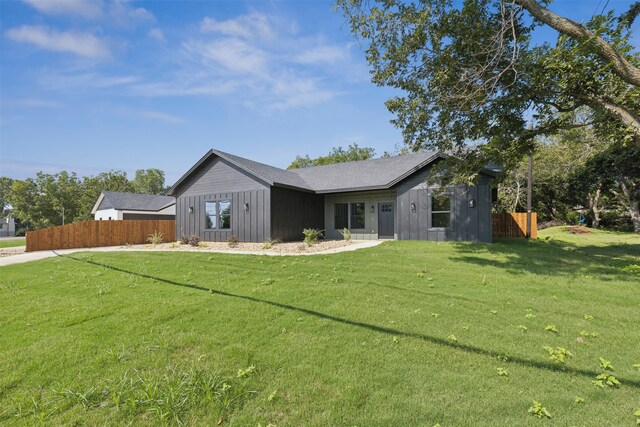 back of house featuring a lawn