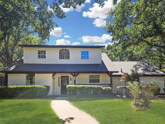 view of front of home featuring a front lawn