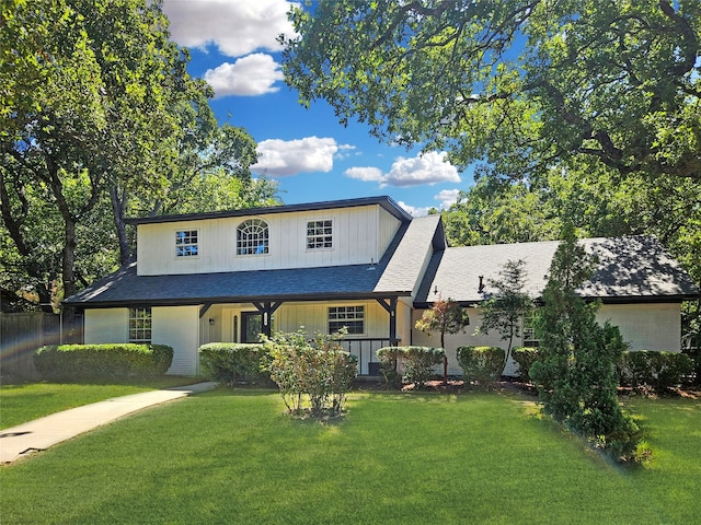 view of front of home featuring a front yard and covered porch