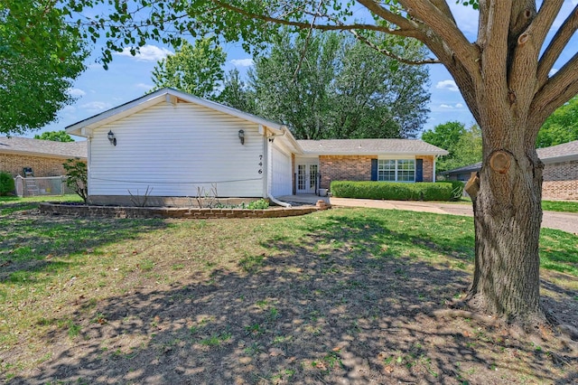 single story home with a front yard