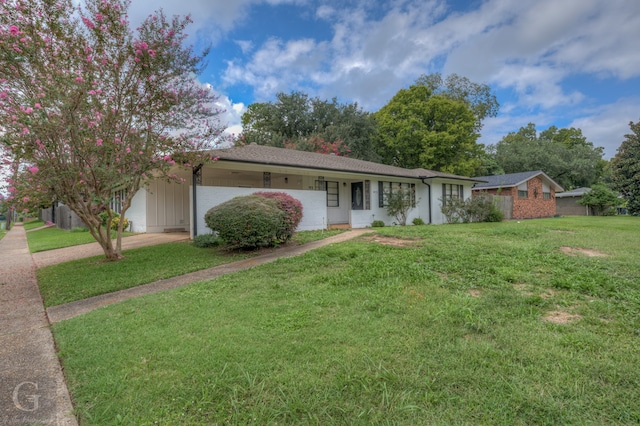 single story home featuring a front lawn