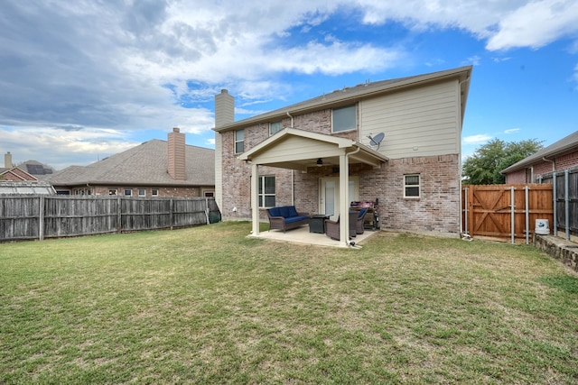 view of patio with outdoor lounge area and ceiling fan