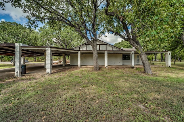 view of front of home featuring a carport and a front yard